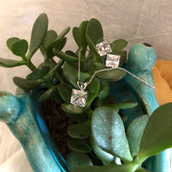 NWT Pretty Princess Cut Necklace & Earrings Set - Picture 2 of 5